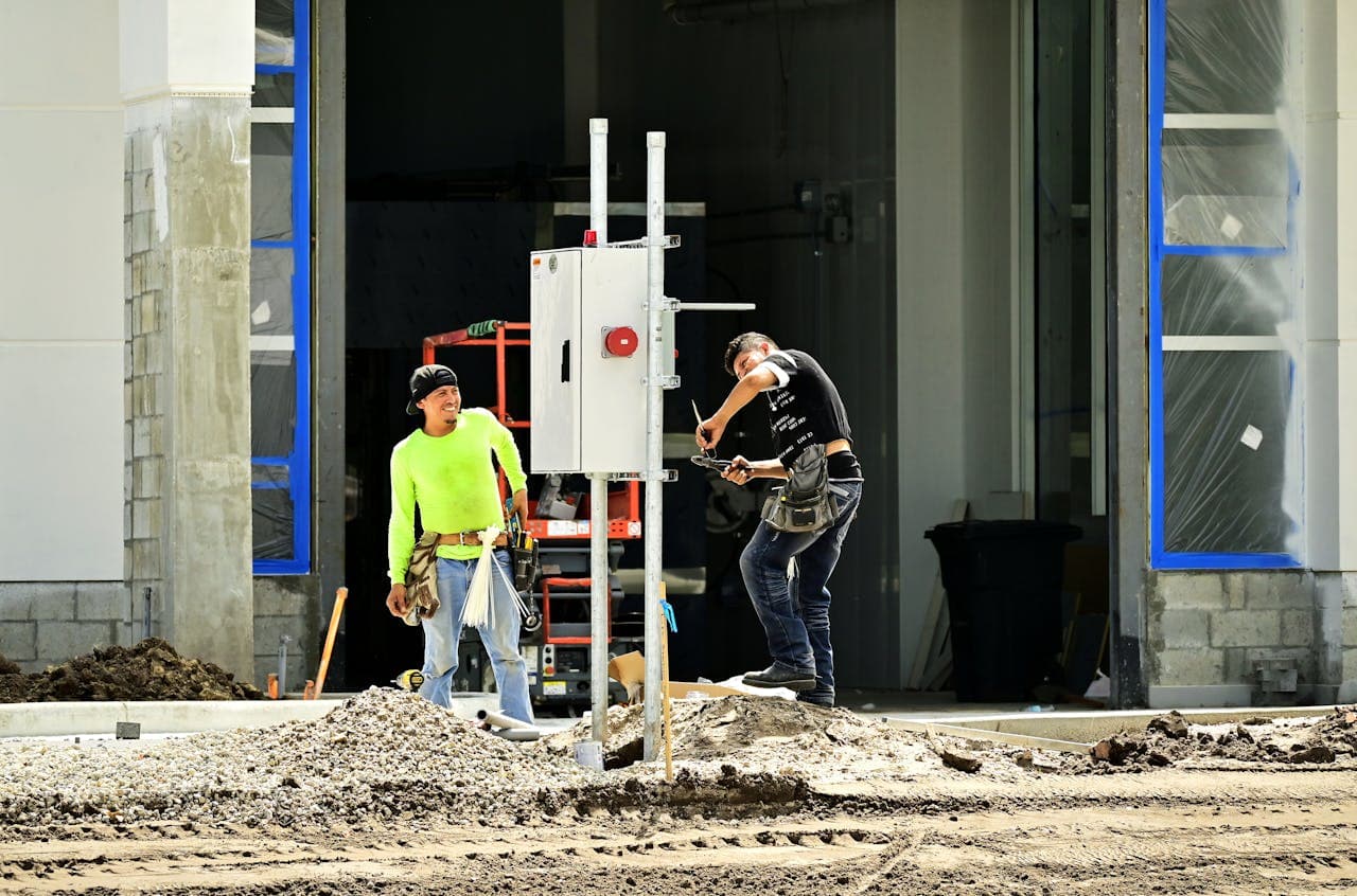Zwei Elektriker arbeiten gemeinsam an einer Elektroanlage vor Ort